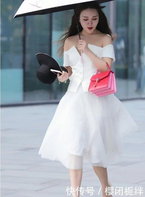 街拍小姐姐穿白纱裙,温婉大气,没有100斤穿不出效果