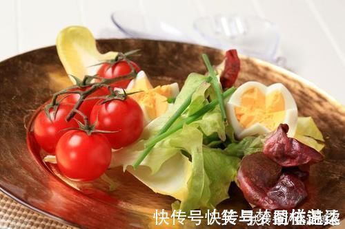 中国居民膳食指南|过量饮水伤肾,日行万步毁关节!3个“假养生法”让身体越养越差