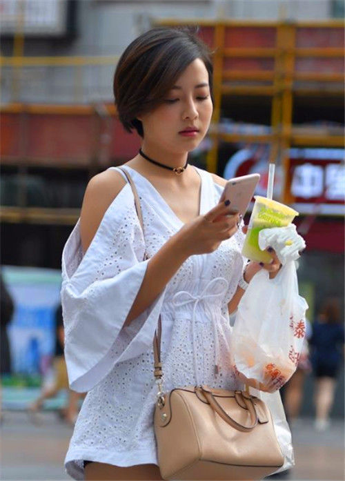 街拍:娇小玲珑的小姐姐,突显优雅气质,艳压群芳