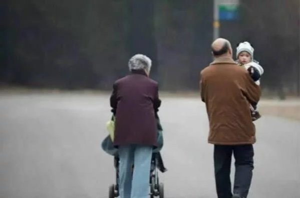 举动|奶奶一个好心的举动,致使宝宝口吐白沫,差点酿成大祸!