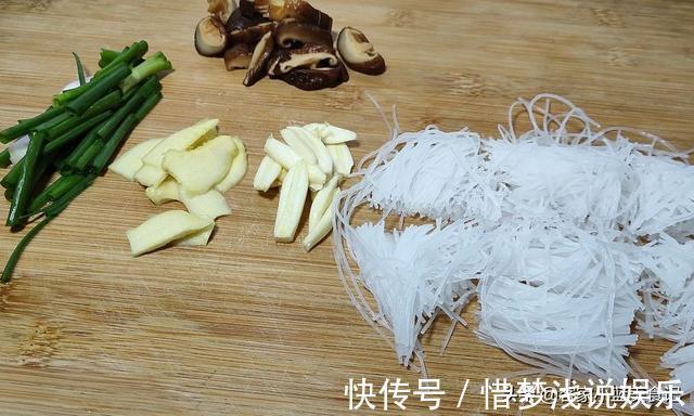 解馋|1个白菜,2根腐竹,教你最好吃的做法,比大鱼大肉都香,真解馋
