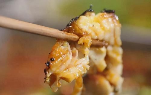 鱼刺卡喉|鱼刺卡喉咙,喝醋吃馒头都不对!嘴里含一片它,鱼刺自己溜出来