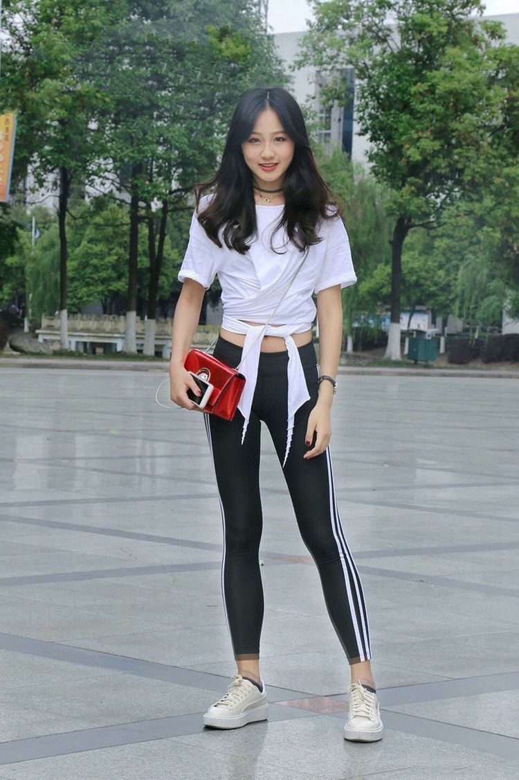 街拍：小美女身穿较有特色的T恤，虽然是纯白色的，立体感不错哦