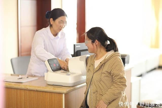 二胎政策|生下双胞胎后,产妇却大喊“等一下”,医生检查后,发现意外惊喜