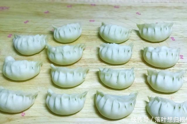 素馅烫面蒸饺详细做法,皮薄馅大不破皮,和面是关键,放凉都不硬