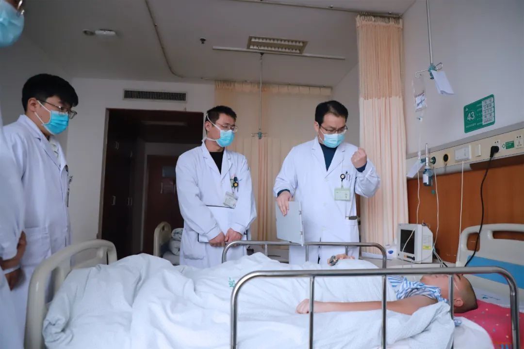 小刘|14岁男孩突发高位截瘫！医生半夜紧急手术救治