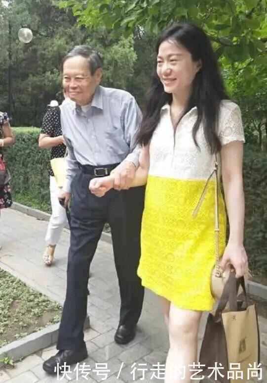 衣服|杨振宁妻子翁帆衣品真是脱俗,素面朝天爱穿白衣,书卷气质好迷人