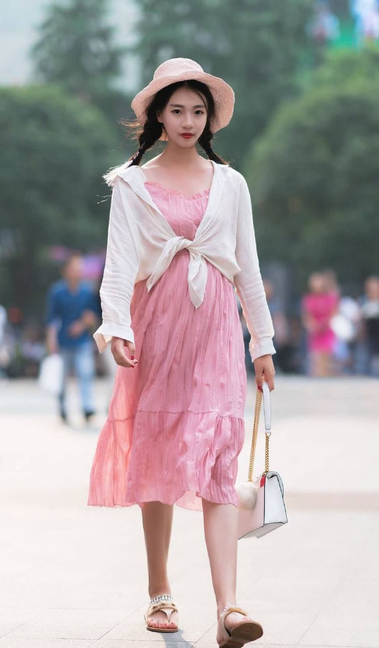 纤瘦|街拍:紧身上衣配灰黑色的短裙,小姐姐的身材高挑纤瘦,简单又时尚