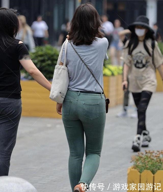 短袖 灰色简约风格短袖，搭配浅色牛仔裤，休闲简约，但不失时尚感！