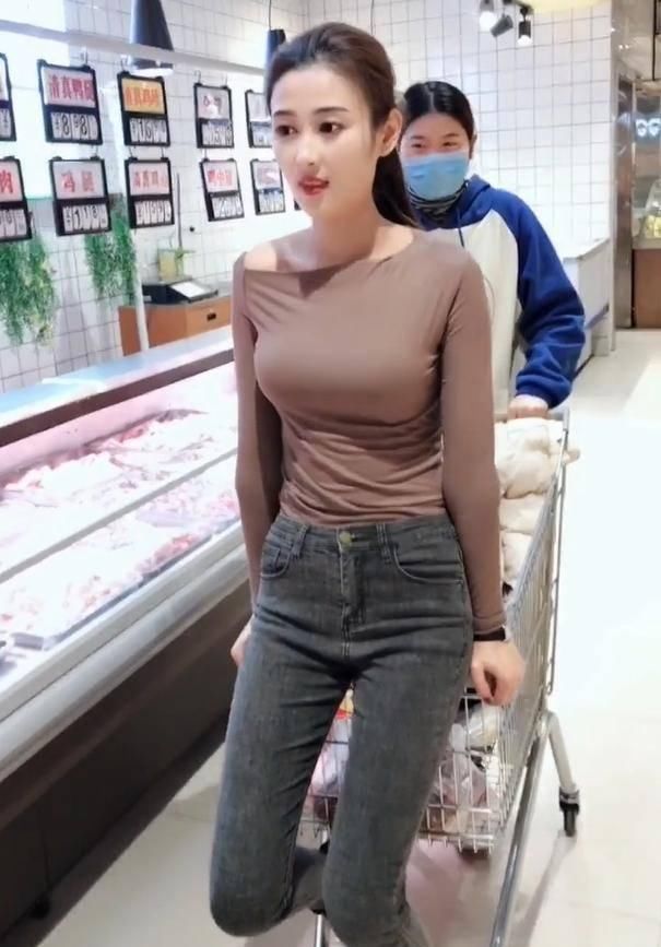 购物车上的网红小姐姐简约穿搭,明艳动人
