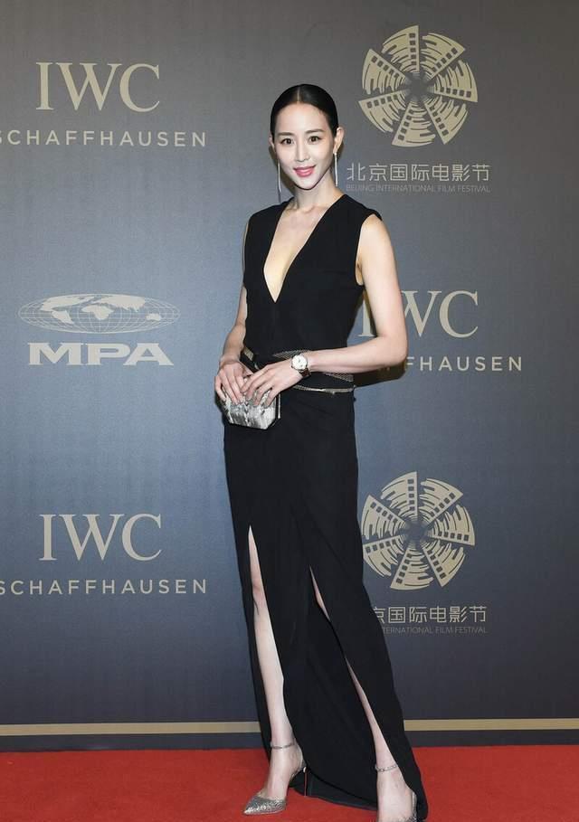 深v|张钧甯衣品太高级, 穿黑色深V礼服气质冷艳, 窈窕身材更迷人