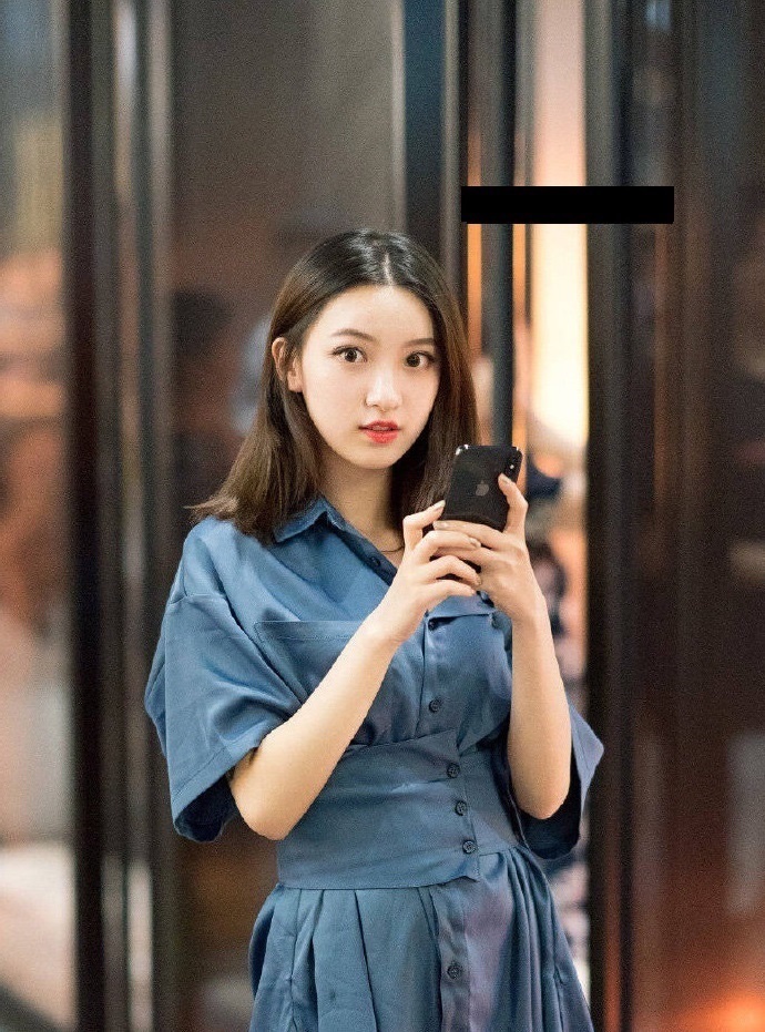 路人街拍这种颜值的小姐姐,街上应该不多见吧