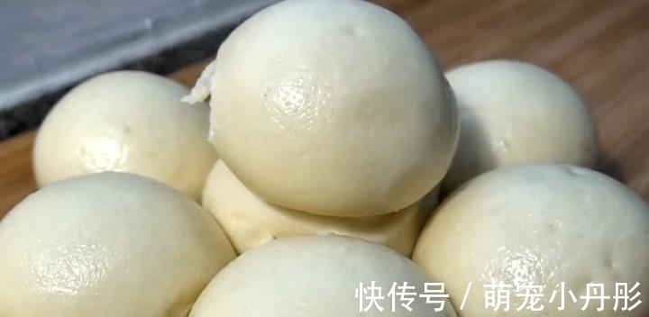 好吃|蒸馒头时,别再傻傻只揉面,多加一步,馒头劲道,好吃不塌陷