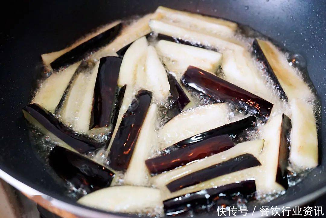 鱼香茄子|护肝清热又健脾,鱼香茄子煲,一份能下3碗饭,熬夜的人要多吃!