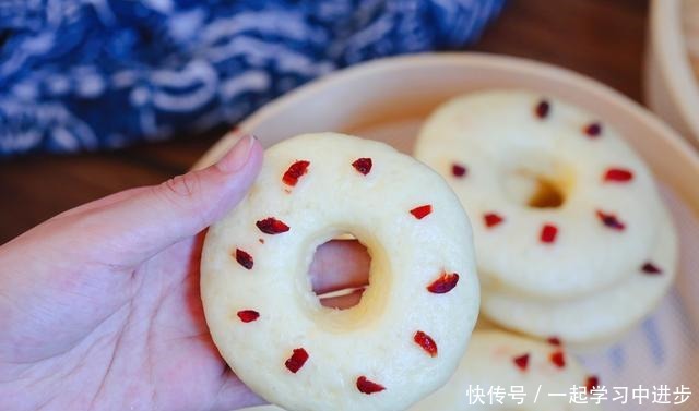 蔬菜也能做甜甜圈，绵软香甜，不油炸易消化，孩子一口气能吃仨