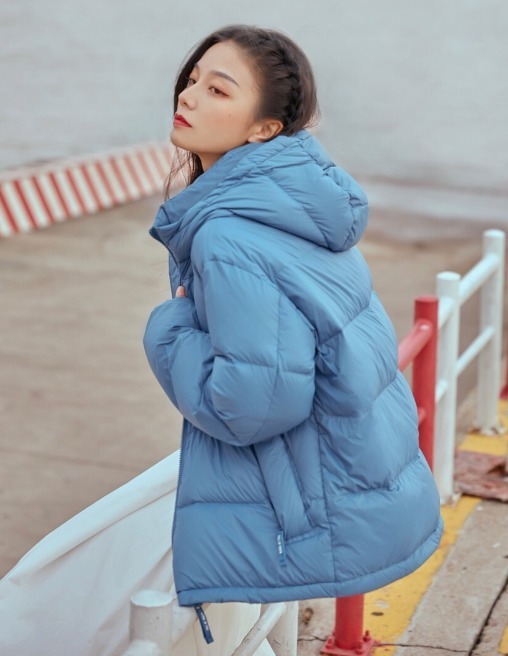 利落|羽绒服别光买黑白灰,今年流行这件“婴儿蓝”,显白还很减龄!