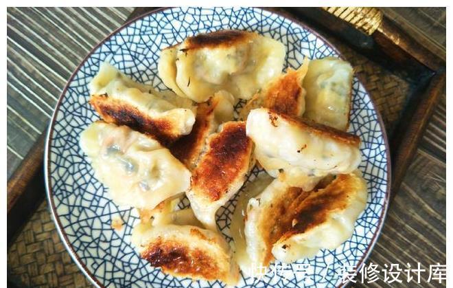 韭菜饺子|秋天做煎饺,韭菜靠边站,3菜混合调馅,又香又脆营养高