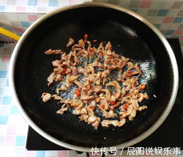 一人|我和儿子的简餐，30分钟搞定，一人一大盘，儿子直呼太好吃啦