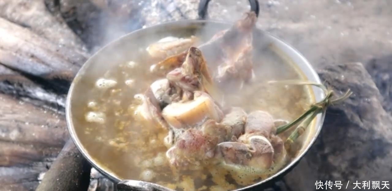 尼泊尔|尼泊尔山区农村建房子,主人砍五斤黑猪肉,红烧猪肉招待帮忙的