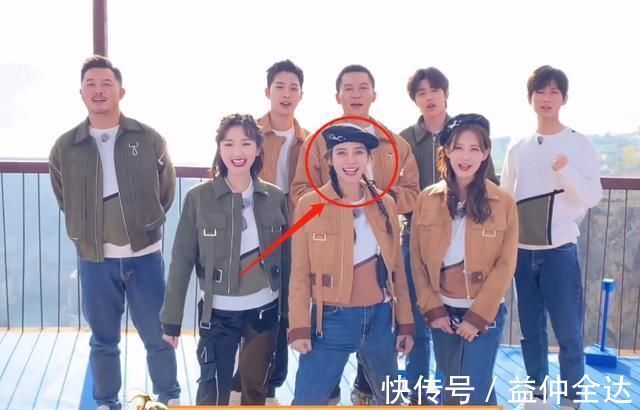 跑男|同是迈腿唱歌，看清baby与李一桐的站姿，女汉子女神的区别很明显