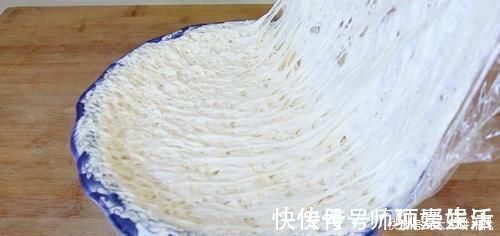 做饼时,别再用水和面了,试试新吃法,不揉面不擀面,比吃肉还香