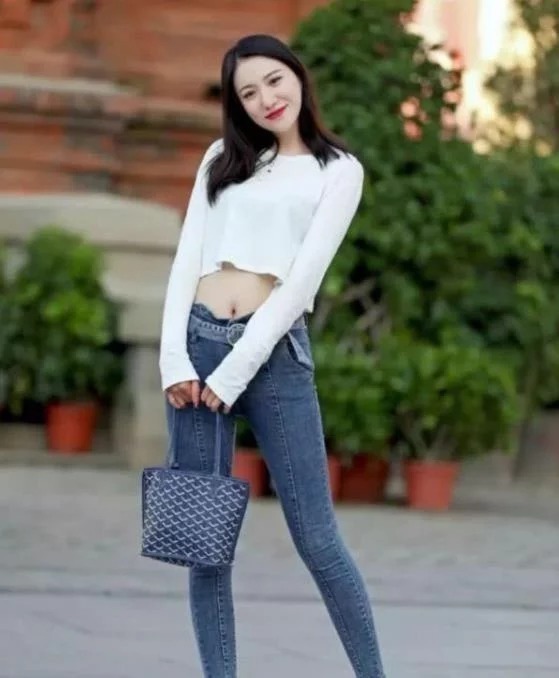 街拍:语笑嫣然的美女,白色上衣配蓝色牛仔裤,时尚唯美气质