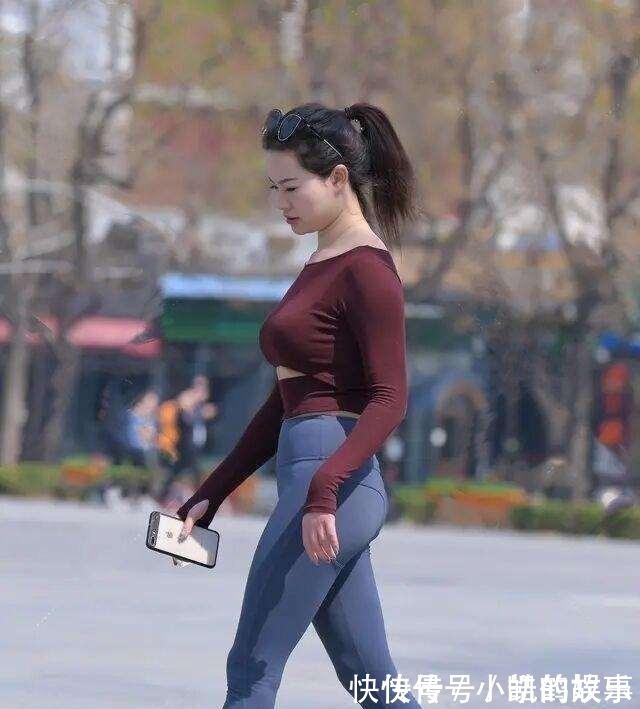 浅灰色调 精致有型的打底裤穿搭散发时尚气息,彰显女人的气质,优雅出街!