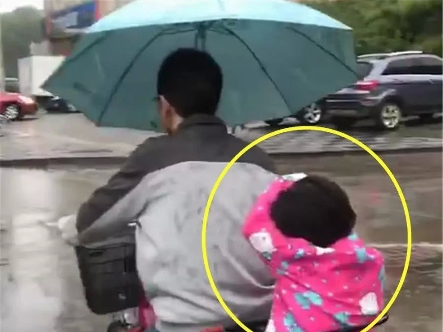 爸爸|爸爸雨天接女儿放学,只带了一把伞,接下来的一幕让路人笑喷了