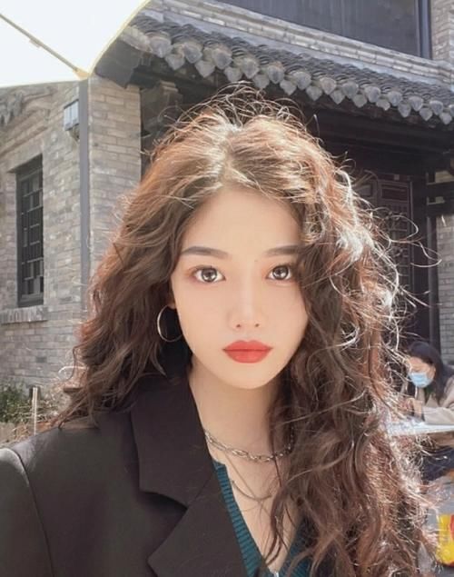 根据穿搭改变发型，这些技巧你需要知道，百搭时尚又显气质