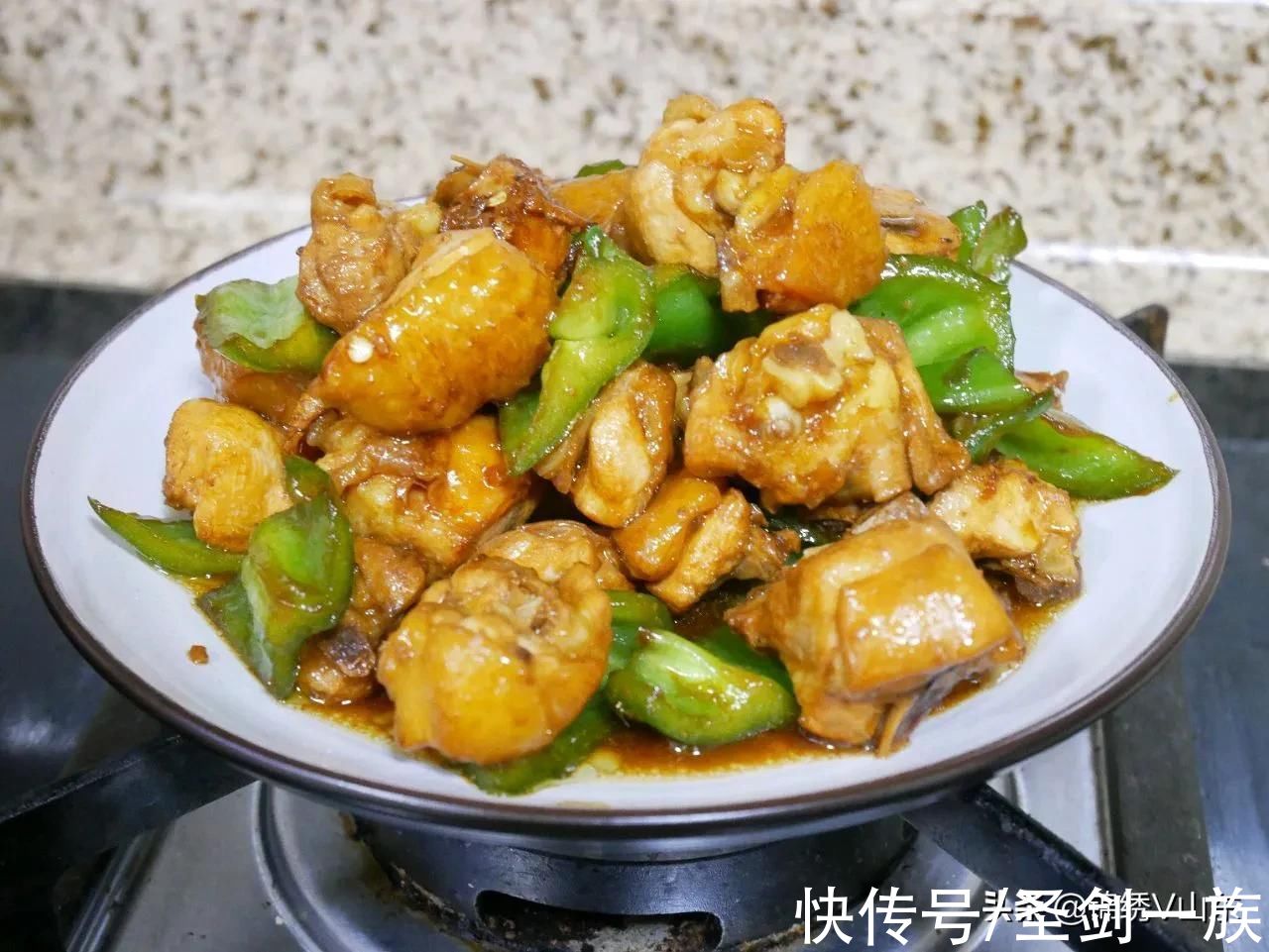 简单易做，却超级美味的家常菜，鲜香扑鼻，让人胃口大开，真下饭