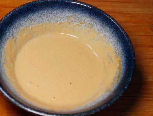 调芝麻酱时,有人用水有人用油,大厨:做对了,顺滑细腻不成坨