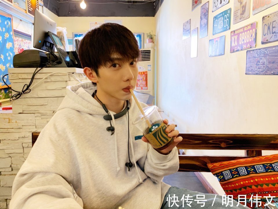 时代峰峻李俊濠声音哽咽回答问题,双腿全程颤抖,比张艺凡还紧张