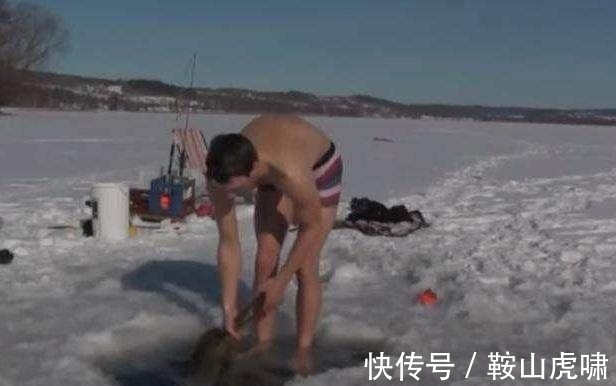 钓鱼|男子钓鱼也够拼了,被水下大鱼拉下河,拉上来吓一跳