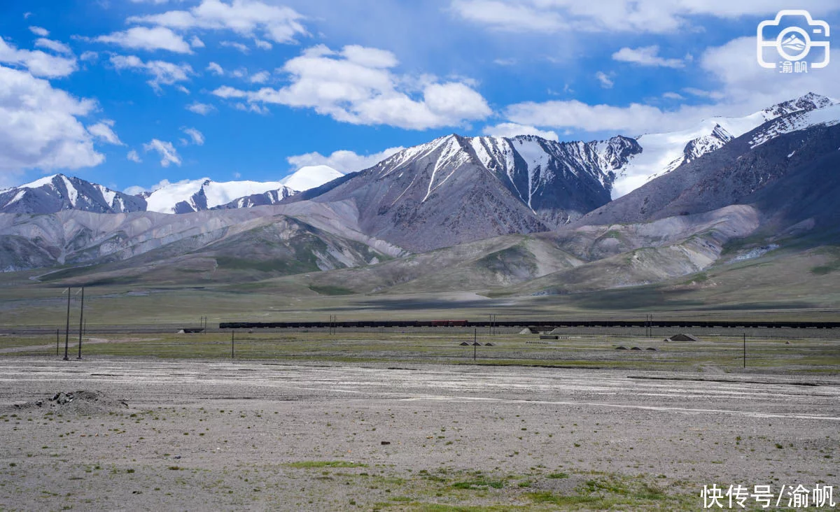 天下风物——《昆仑山北段最高峰的绝佳观景处，雪峰连绵美如画卷，免费对外开放》风光题照