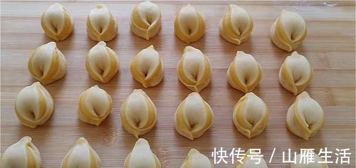 核桃酥这样做太好吃了，外面酥脆直掉渣，内里绵软又香甜，真过瘾