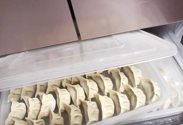 饺子包好后别直接放冰箱,容易开裂粘连,教你一招,放1年都新鲜