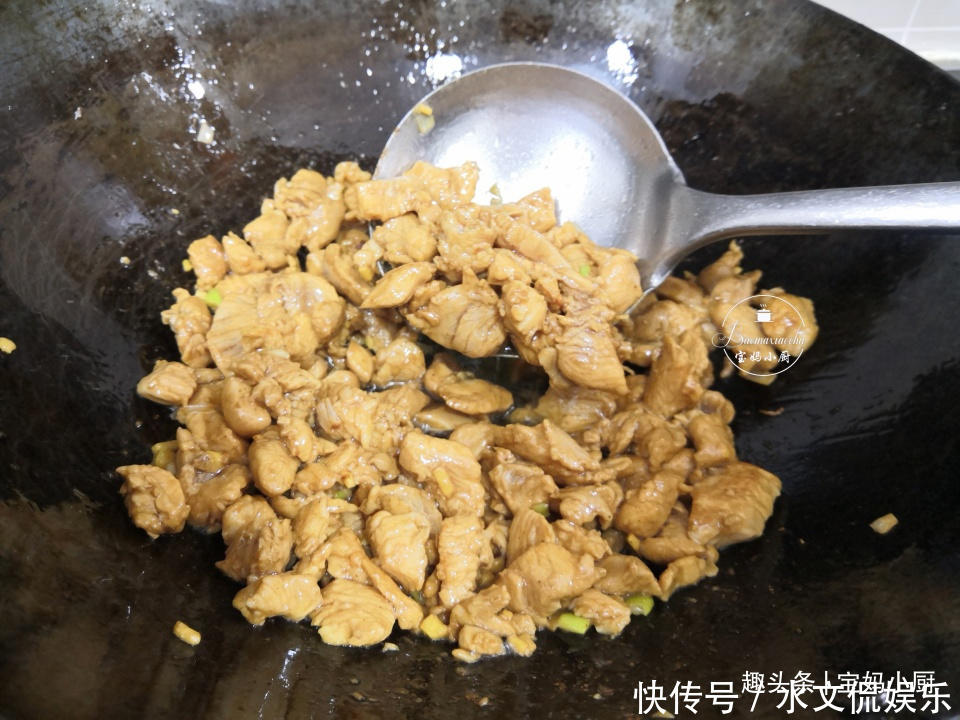 鸡胸肉|晚餐,宝爸做了拿手菜,鸡胸肉多一步,香又嫩,给猪肉都不换