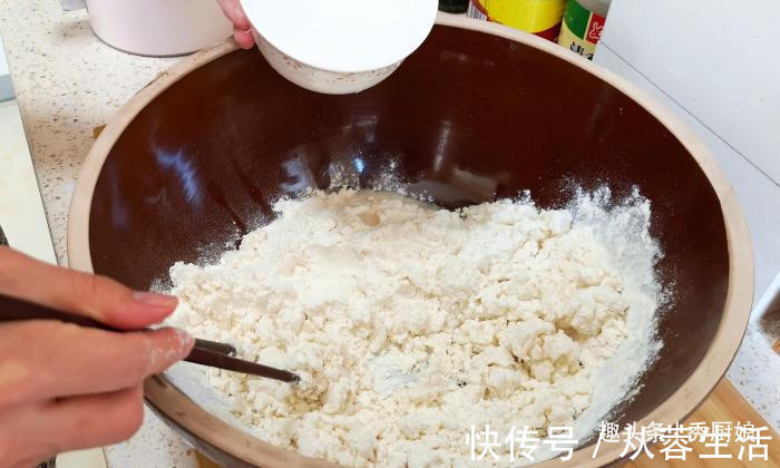 厨娘|此菜一年四季都便宜,秋天要多给孩子吃,钙含量极高,烙馅饼真香