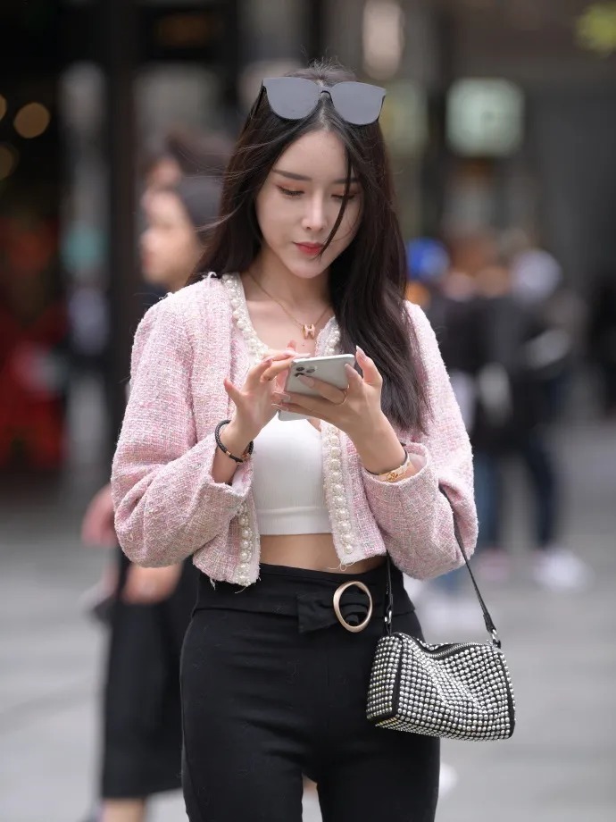 街拍:苗条女生穿衣就是任性,喇叭裤也能这么好看,尽显时尚魅力