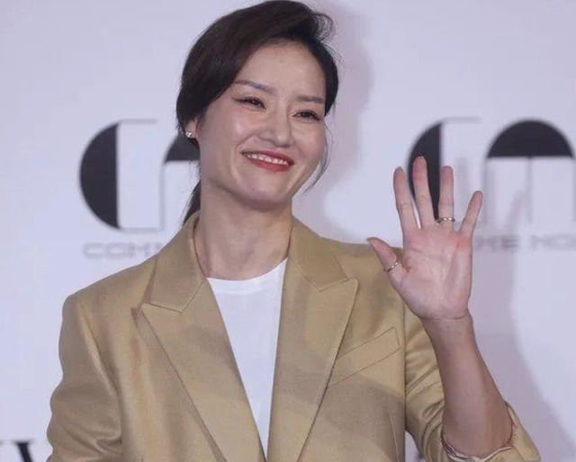 娜姐|网球一姐李娜现身时装周!和朱婷相聊甚欢,网友:娜姐整容了?