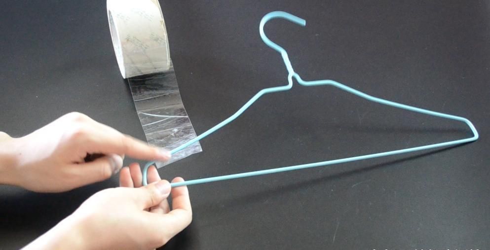 衣架上缠几圈胶带, 这个作用太厉害了, 解决了很多家庭的烦恼