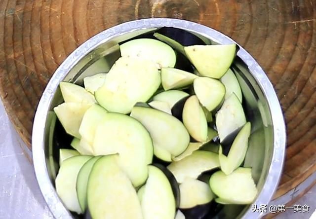 油焖茄子|油焖茄子不要直接下锅炸，多加这一步，焦酥不吸油，营养又美味