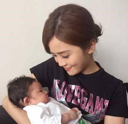 爸爸|爷爷嫌爸爸抱娃像“端菜”,抢来抱姿势更“豪横”,宝妈笑得刀口疼