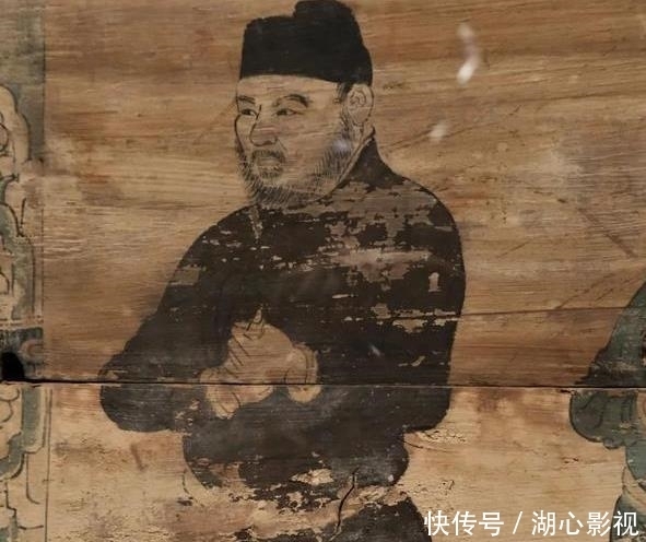 发现|皇上暗中将宰相的衣服上烧个洞,一年后发现洞还在,下令:打开国库