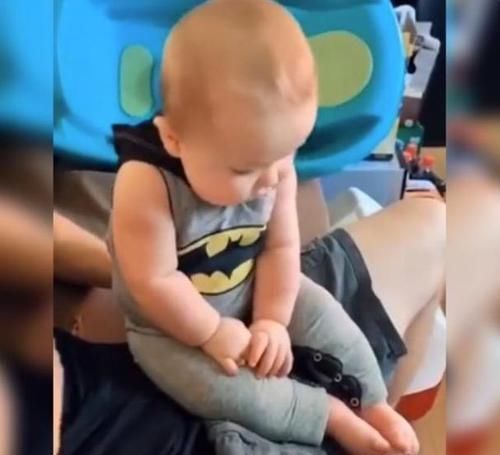 害羞|1岁萌宝“偷瞄”爸爸走红,害羞模样太可爱,网友心都被萌化了
