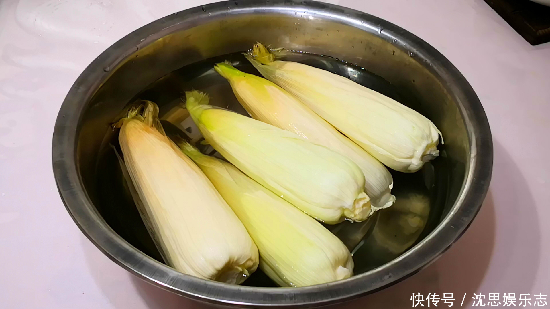  下锅|煮玉米时，最忌直接下锅就煮，多加1步，玉米香嫩清甜，超好吃！