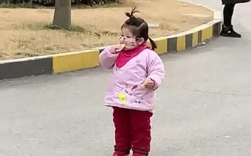 记录|宝宝戴着口罩,还能吃饼干,似乎总感觉哪里不对劲,萌翻了!