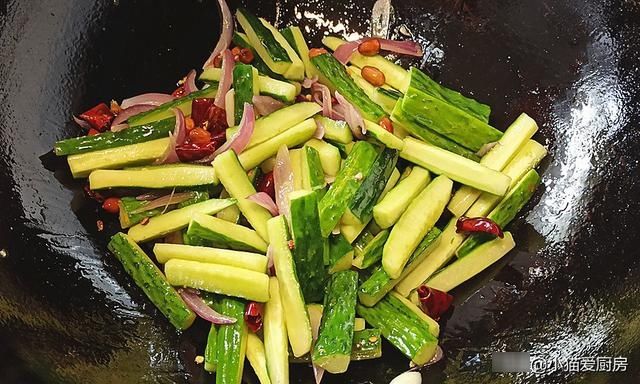 做法|教你炝拌黄瓜条的家常做法，制作简单，清脆爽口味道香辣好吃
