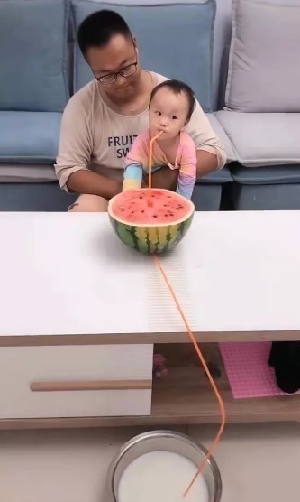 机智|宝宝不喝奶,爸爸用吸管解决问题,吸管的另一端才是亮点