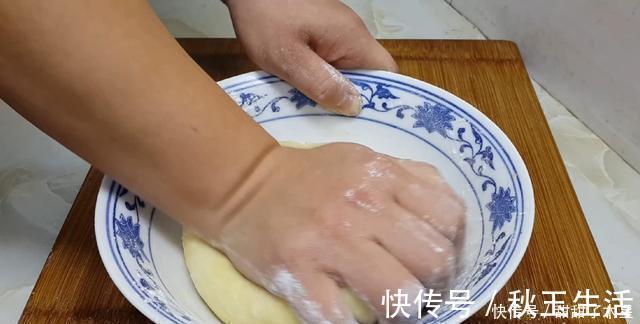 面粉别只会蒸馒头了，加3个鸡蛋，做出创意小吃，比蛋糕油条好吃